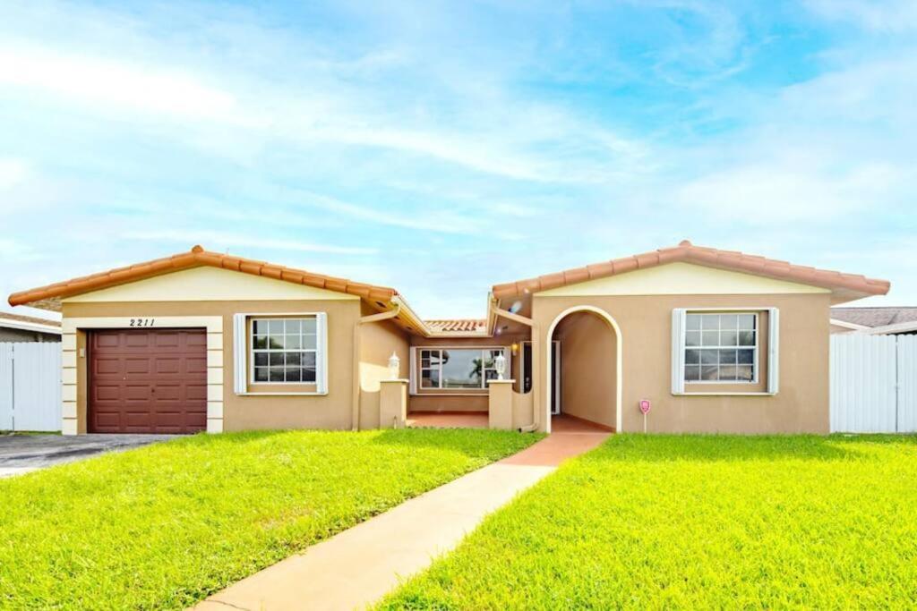 Stunning Lake-Front Villa With Pool & Spa Pembroke Pines Eksteriør bilde