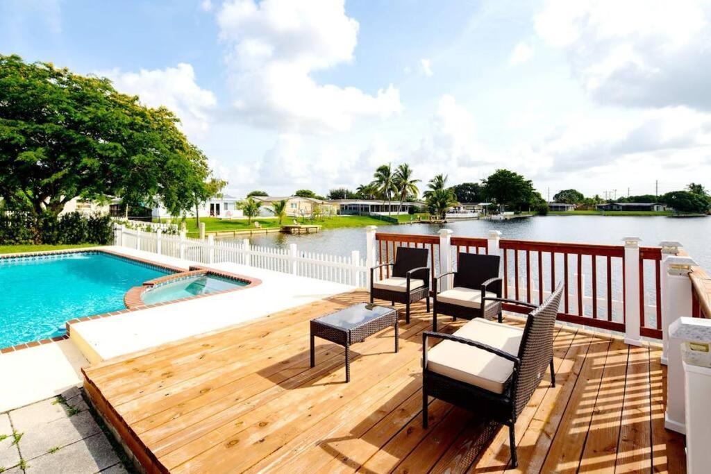 Stunning Lake-Front Villa With Pool & Spa Pembroke Pines Eksteriør bilde