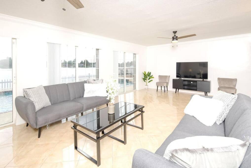 Stunning Lake-Front Villa With Pool & Spa Pembroke Pines Eksteriør bilde