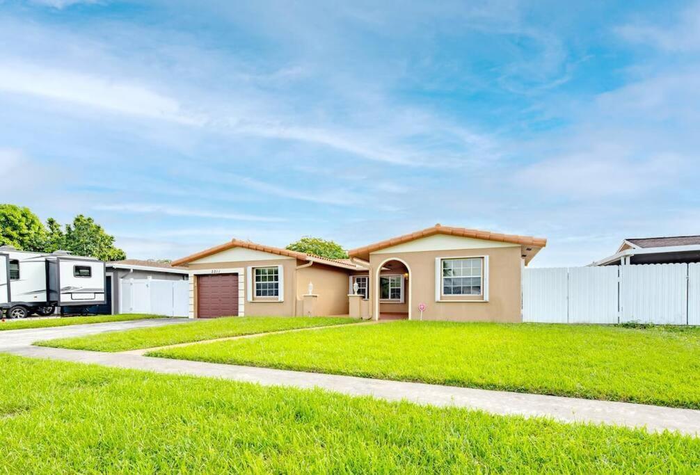 Stunning Lake-Front Villa With Pool & Spa Pembroke Pines Eksteriør bilde