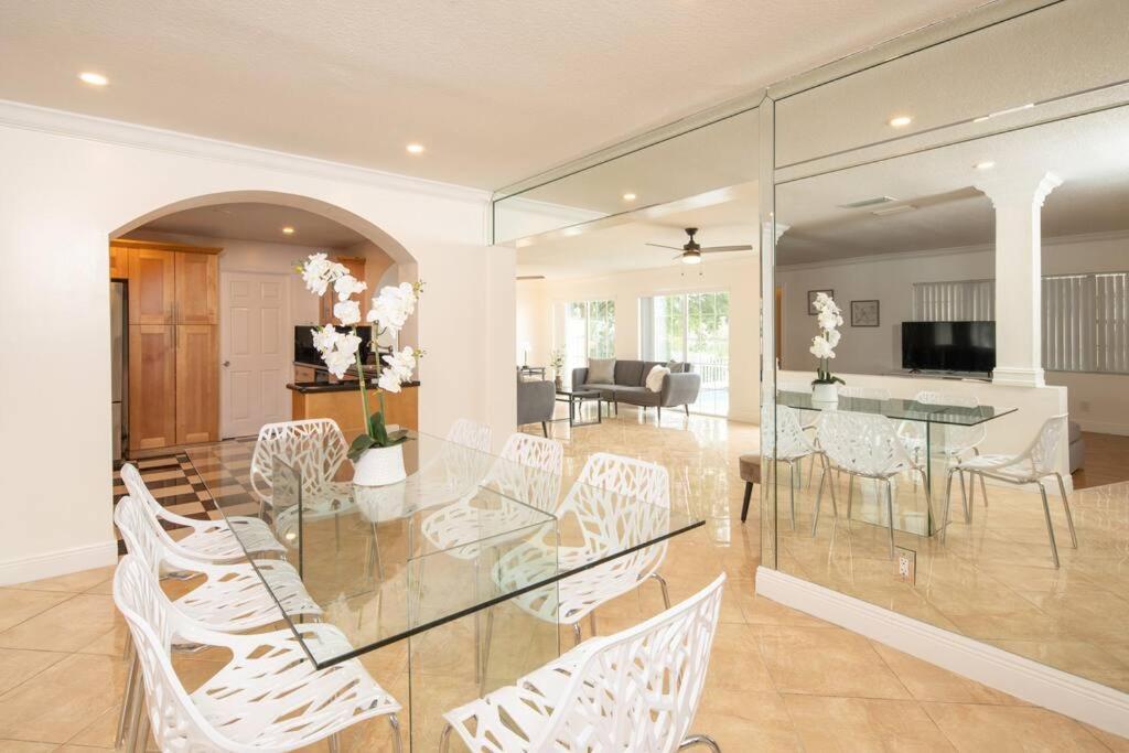 Stunning Lake-Front Villa With Pool & Spa Pembroke Pines Eksteriør bilde