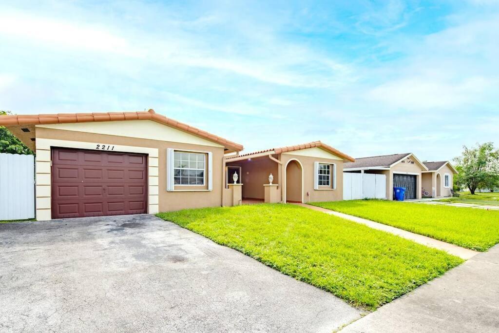 Stunning Lake-Front Villa With Pool & Spa Pembroke Pines Eksteriør bilde